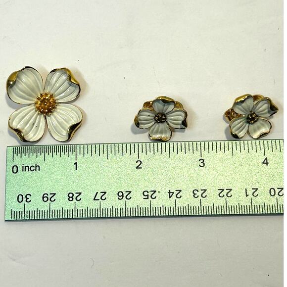 Vintage Crown Trifari Dogwood Flower Enameled Brooch Earring Set - Picture 6 of 6